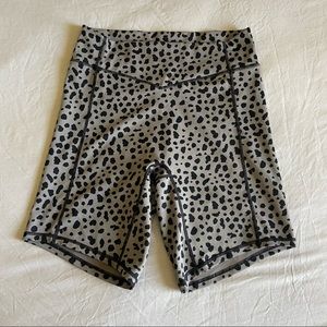 Balance Athletica THE ASCEND RIDER SHORT - Snow Leopard Midnight